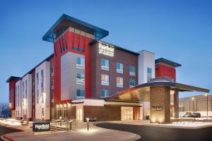 een weergave van een hotel met een gebouw bij Fairfield Inn & Suites by Marriott Denver West/Federal Center in Lakewood