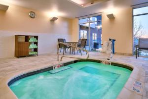 een zwembad in een huis met een tafel en stoelen bij Fairfield Inn & Suites by Marriott Denver West/Federal Center in Lakewood