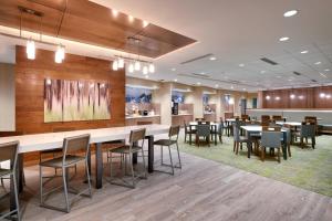 uma grande sala de jantar com mesas e cadeiras em Fairfield Inn & Suites by Marriott Denver West/Federal Center em Lakewood