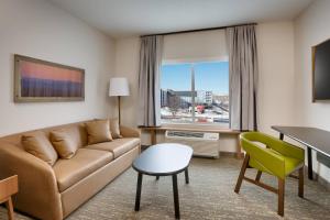 uma sala de estar com um sofá e uma mesa em Fairfield Inn & Suites by Marriott Denver West/Federal Center em Lakewood