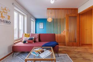 Posezení v ubytování A Pop of Color by LovelyStay
