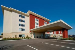 un grande edificio con un parcheggio di fronte di SpringHill Suites by Marriott Dayton Beavercreek a New Germany