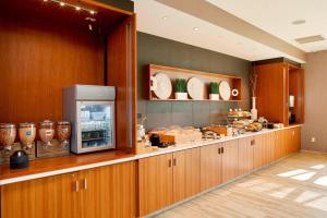 um restaurante com um balcão com comida em SpringHill Suites by Marriott Dayton Beavercreek em New Germany
