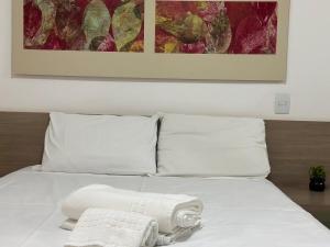 Una cama con dos toallas encima. en Refúgio Beira Lago- Life Resort en Brasilia