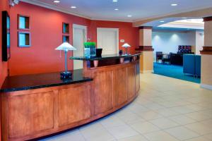 un bar en un vestíbulo con una pared roja en Residence Inn by Marriott Albany East Greenbush/Tech Valley en East Greenbush