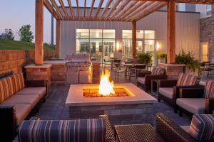 un patio extérieur avec un foyer extérieur et un grill dans l'établissement TownePlace Suites by Marriott Cleveland Solon, à Solon
