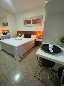 um quarto com uma cama e uma secretária com uma cadeira em Harmonia à Beira do Lago - Life Resort em Brasília
