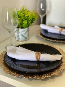 einen Tisch mit einer schwarzen Platte mit einer Serviette drauf in der Unterkunft Harmonia à Beira do Lago - Life Resort in Brasilia