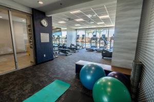 una sala de fitness con equipos de ejercicio y globos en Fairfield Inn & Suites by Marriott Brownsville North, en Brownsville