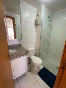 La salle de bains est pourvue de toilettes, d'un lavabo et d'une douche. dans l'établissement Incrível Apto DF Plaza com vista, à Brasilia