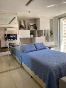 um quarto com uma cama azul num quarto em Incrível Apto DF Plaza com vista em Brasília