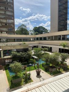 een gebouw met een binnenplaats met bomen erin bij Incrível Apto DF Plaza com vista in Brasilia