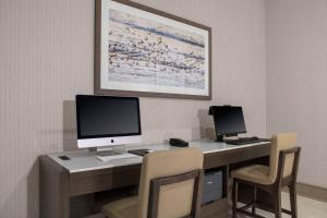 Televiisor ja/või meelelahutuskeskus majutusasutuses Courtyard by Marriott Jekyll Island