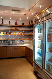 eine Küche mit einem Kühlschrank mit Lebensmitteln darin in der Unterkunft SpringHill Suites by Marriott Las Cruces in Las Cruces