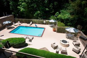 Výhľad na bazén v ubytovaní SpringHill Suites by Marriott Atlanta Alpharetta alebo v jeho blízkosti