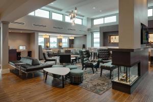 un vestíbulo con una sala de espera con chimenea en Residence Inn by Marriott Columbus Airport en Columbus