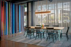 Coppell的住宿－Aloft Dallas DFW Airport Grapevine，一间带桌椅的用餐室