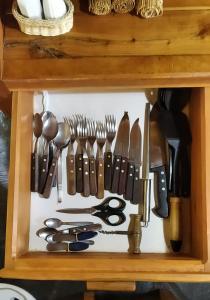 un cassetto pieno di coltelli e utensili di Cabaña Las Tejas a El Bolsón Altre 12 foto