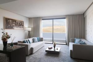 un salon avec un canapé blanc et une grande fenêtre dans l'établissement Vichy Thermalia Spa Hôtel, à Fès
