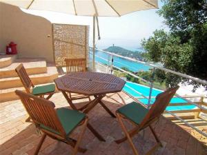 Un patio con una mesa y sillas y una sombrilla. en CAROLE F2, en Sainte-Lucie de Porto-Vecchio 12 fotos más
