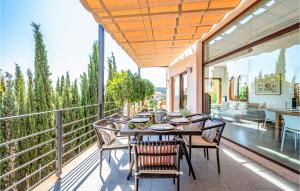 patio con mesa y sillas en el balcón en Beautiful Home In Mancor De La Vall With Outdoor Swimming Pool, en Mancor del Valle