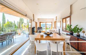 ein Wohnzimmer mit einem Holztisch und Stühlen in der Unterkunft Beautiful Home In Mancor De La Vall With Outdoor Swimming Pool in Mancor del Valle