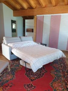 um quarto com uma cama grande num tapete em Mansarda / Loft open space em Signora