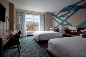 Postel nebo postele na pokoji v ubytování Ithaca Marriott Downtown on the Commons