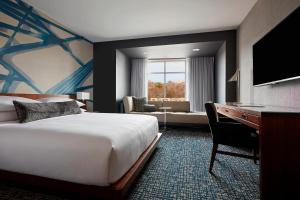 Postel nebo postele na pokoji v ubytování Ithaca Marriott Downtown on the Commons + 22 fotografií