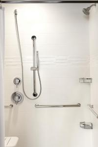 een douche in een badkamer met witte muren bij Residence Inn by Marriott Dallas Downtown in Dallas