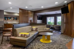 un soggiorno con divano e tavolo di SpringHill Suites Pasadena Arcadia ad Arcadia