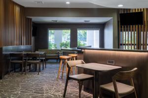Area lounge atau bar di SpringHill Suites Pasadena Arcadia