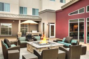 patio z kominkiem i krzesłami w obiekcie Residence Inn by Marriott Dallas Plano/Richardson at Coit Rd. w mieście Plano