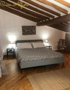 Llit o llits en una habitació de Casa Alfieri-graziosa mansarda in centro a Livorno