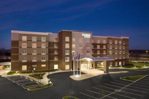 Fairfield Inn & Suites Columbus New Albany في New Albany: مبنى الفندق وامامه موقف سيارات