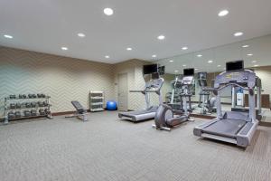 Fitness centrum a/nebo fitness zařízení v ubytování Residence Inn Midland