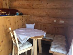 um quarto com uma mesa e cadeiras num camarote em Holzberghof em Umhausen