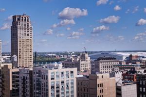 uitzicht op een grote stad met hoge gebouwen bij The Westin Book Cadillac Detroit in Detroit