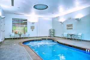 Swimming pool sa o malapit sa SpringHill Suites Harrisburg Hershey