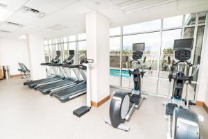 een fitnessruimte met loopbanden en crosstrainers bij SpringHill Suites by Marriott Ontario Airport/Rancho Cucamonga in Ontario