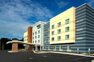 Fairfield Inn & Suites by Marriott Hendersonville Flat Rock في فلات روك: مبنى مكتب امامه موقف سيارات