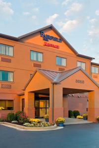 Vorderansicht eines Hotels mit orangefarbenem Gebäude in der Unterkunft Fairfield Inn & Suites Lexington Keeneland Airport in Lexington