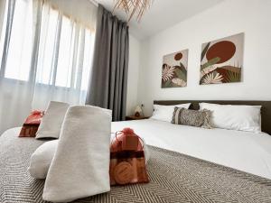 1 dormitorio con 2 camas y ventana grande en Albir Hills Apartments en Albir