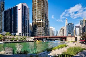 einen Fluss in einer Stadt mit hohen Gebäuden und einer Brücke in der Unterkunft The Westin Chicago River North in Chicago