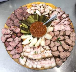 een bord met vlees en groenten op tafel bij Complex Zimbru in Nemţişor