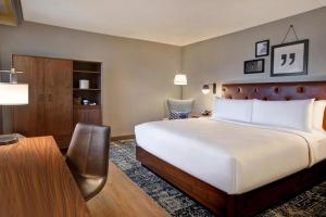 una camera d'albergo con un letto grande e una scrivania di Four Points by Sheraton Boston Newton a Newton