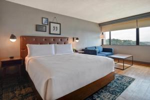 Letto o letti in una camera di Four Points by Sheraton Boston Newton