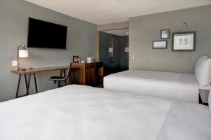 Letto o letti in una camera di Four Points by Sheraton Boston Newton