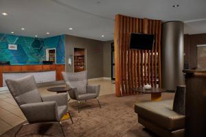 vestíbulo con sillas, mesa y TV en SpringHill Suites by Marriott Baton Rouge North / Airport en Baton Rouge