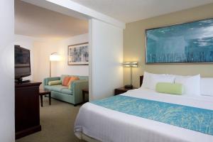 pokój hotelowy z łóżkiem i telewizorem w obiekcie SpringHill Suites Los Angeles LAX/Manhattan Beach w mieście Hawthorne